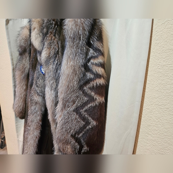 Luxurious Mahogany Mink Fur Coat with Fox Trim - Picture 6 of 6